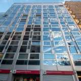 ...un trionfo del curtain wall, con un efficace gioco di riflessi creato dal reticolo di montanti in alluminio e cristalli viscromo di colore blu